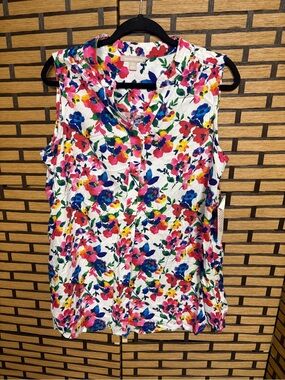 Woman within white floral tank top size 14/16